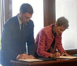 Imanol Pradales y María Chivite firman el Protocolo en Ajuria Enea.
