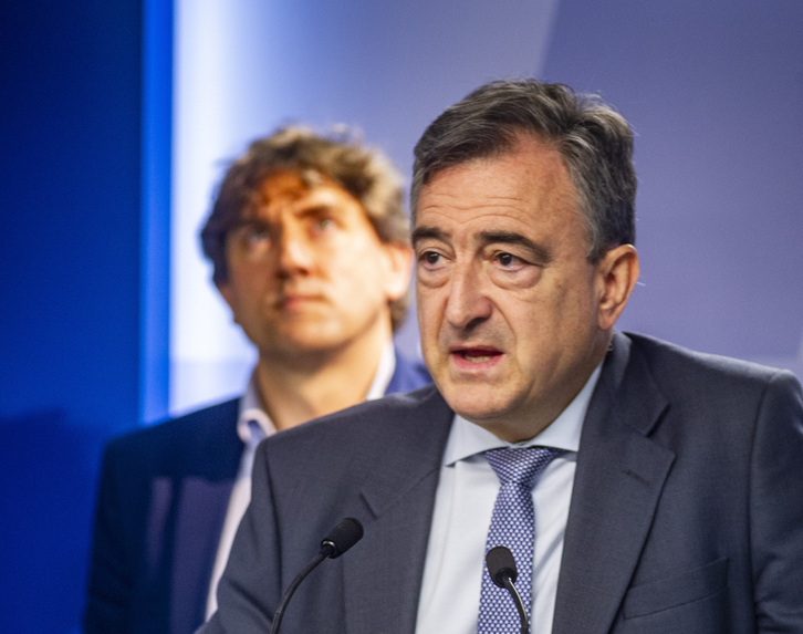 Eneko Andueza (PSE) y Aitor Esteban (PNV), en una comparecencia conjunta en junio pasado.
