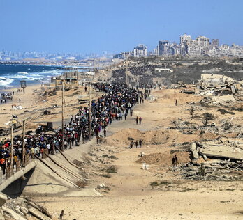Miles de palestinos regresan a Ciudad de Gaza por la carretera costera Rashid.