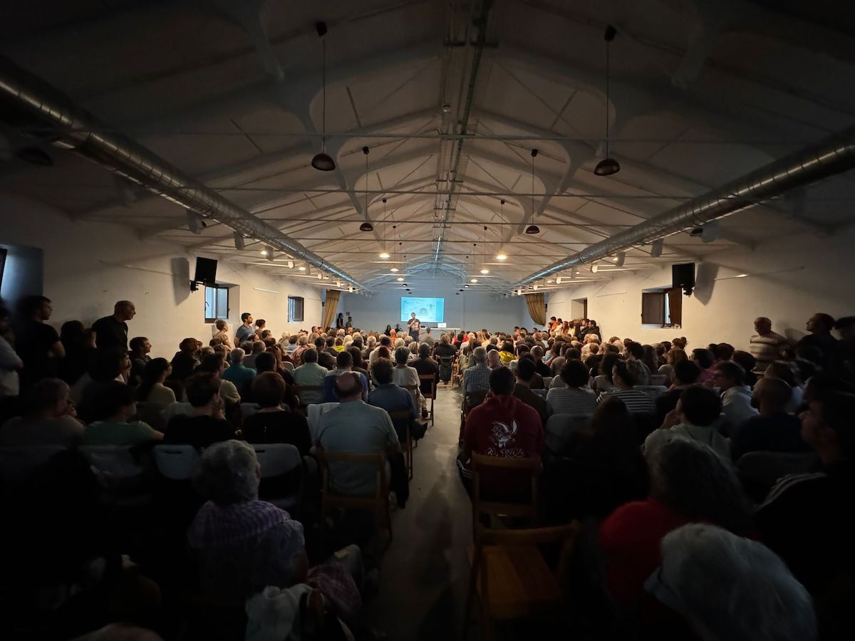 Numeros vecinos acudieron a la presentación en Arizala de la investigación de Ahoztar Zelaieta. (NAIZ)