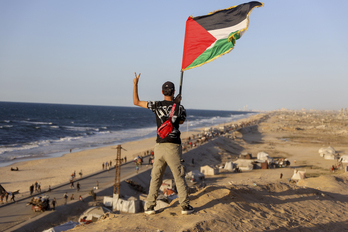 Un hombre ondea la bandera palestina en Gaza este sábado.