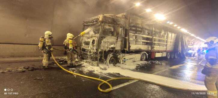El camión incendiado en el túnel de Aginaztegi, en Astigarraga.