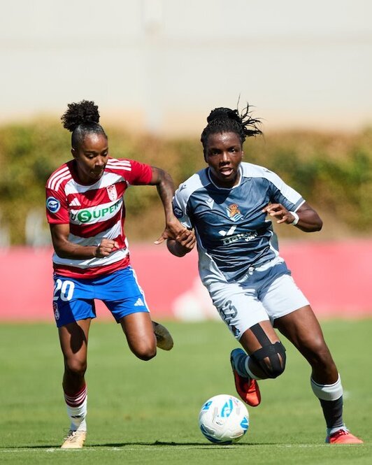 Edna corre junto a su excompañera Jujuba, con la que ha protagonizado un duelo intensísimo a lo largo de todo el choque.