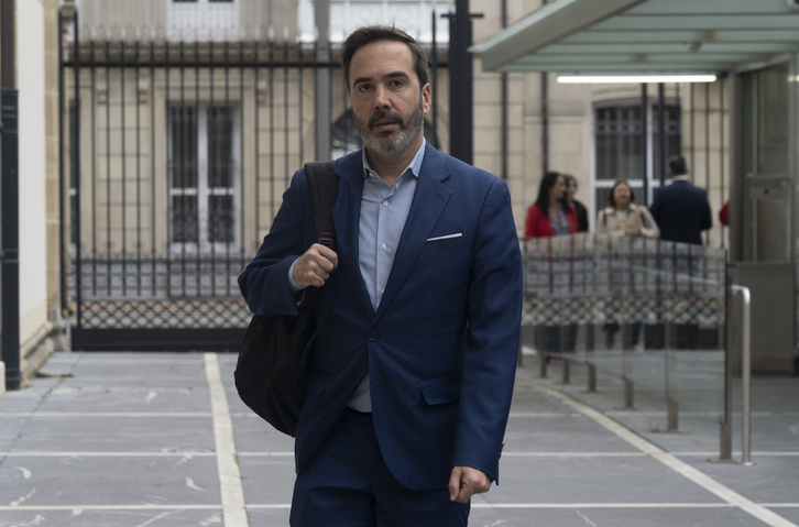 Javier Hurtado, a las puertas del Parlamento de Gasteiz, en una imagen anterior. 