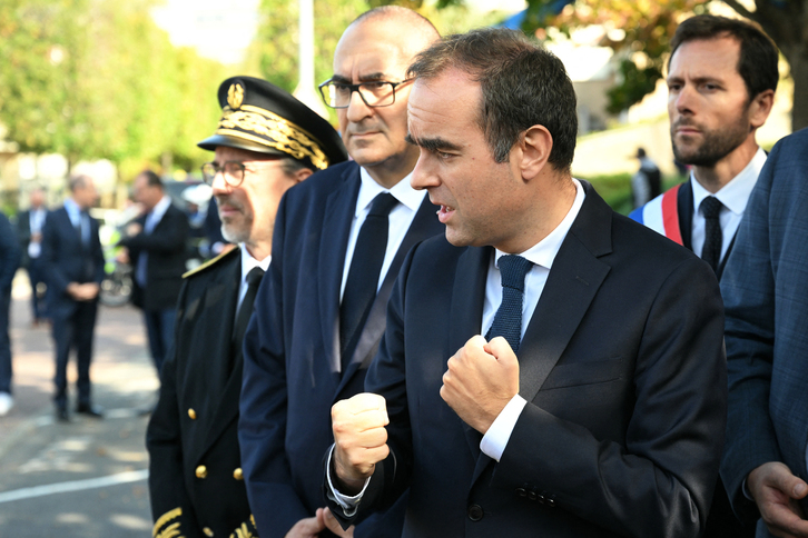 Lecornu durante su visita a una comisaría de L'Hayles-Roses.