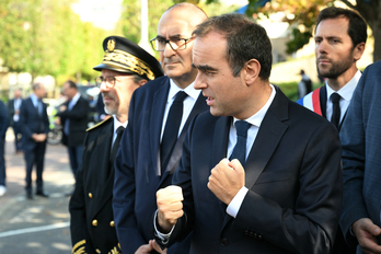 Lecornu durante su visita a una comisaría de L'Hayles-Roses.