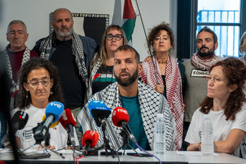 Integrantes de la Flotilla, junto a Gazarako Mugimendu Globala, en Iruñea.