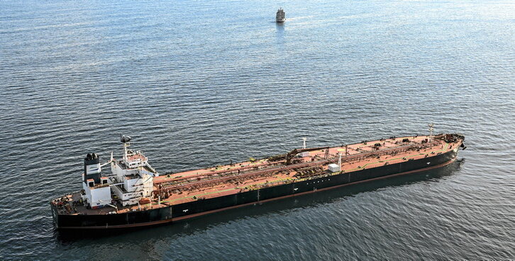 Petrolero entrando en el puerto francés de Saint-Nazaire.