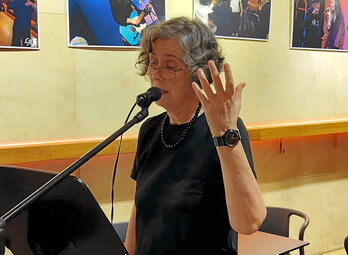 Mari Luz Esteban, Bilbon, olerkia errezitatzen eta grabatzen. Parte hartzaile batzuek euren     piezak audioz ere bidali dituzte.