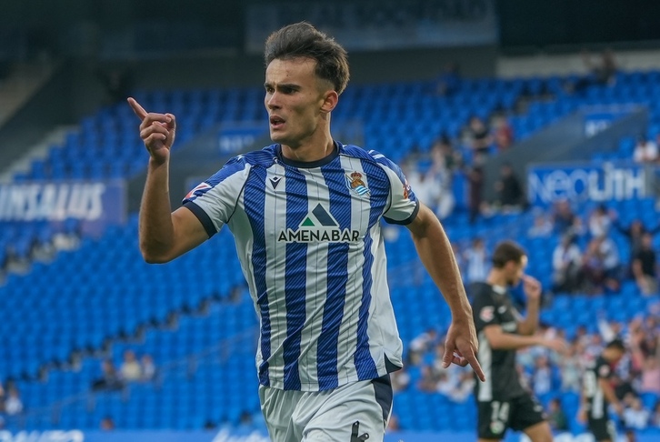 Carrera celebrando uno de sus dos goles de la tarde.