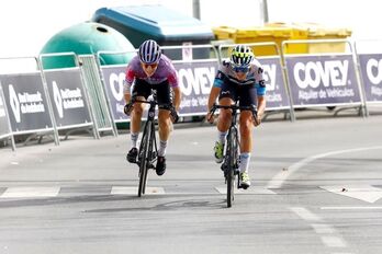 Usoa Ostolazak helmugako marraraino lehiatu du Andaluziako Itzulia Cat Fergusonen aurka.