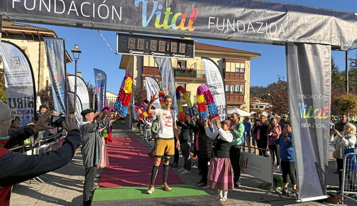 Julen Martínez de Estibariz en la meta. Abajo, Ainara Arkazo.