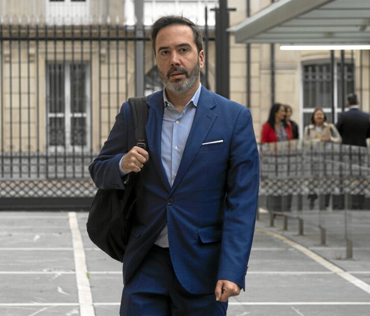 Javier Hurtado, a las puertas del Parlamento de Gasteiz, en una imagen de archivo.