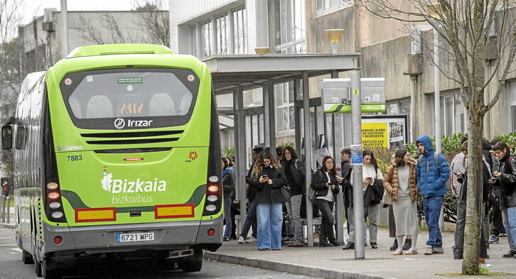 Ikasle talde bat, autobusaren zain Leioako campusean, aurtengo otsailean.