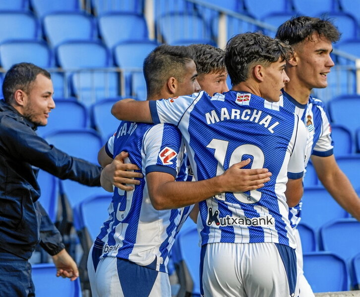 Los jugadores del Sanse celebrando el segundo tanto de Carrera.
