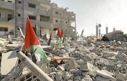 Banderas colocadas en los escombros bajo los que miles de palestinos y palestinas siguen   enterradas.