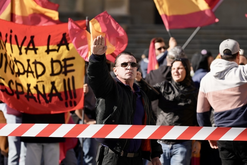 Saludo fascista en la Plaza de la Provincia de Gasteiz.