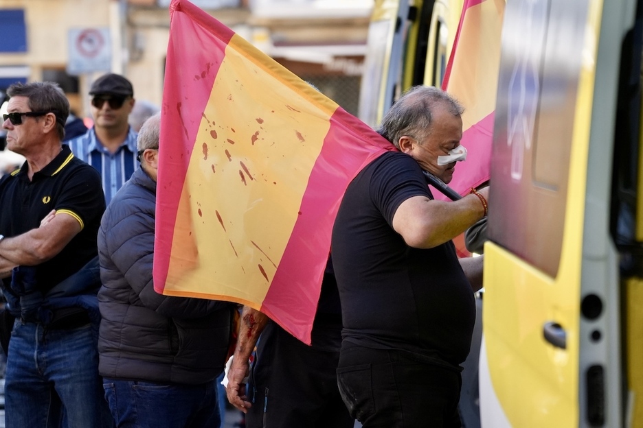 Un participante en el acto fascista es atendido en una ambulancia.