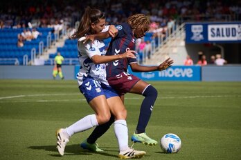 Belem protege el balón ante Carlota en el partido de Liga F entre Tenerife y Eibar disputado en el Heliodoro Rodríguez López.