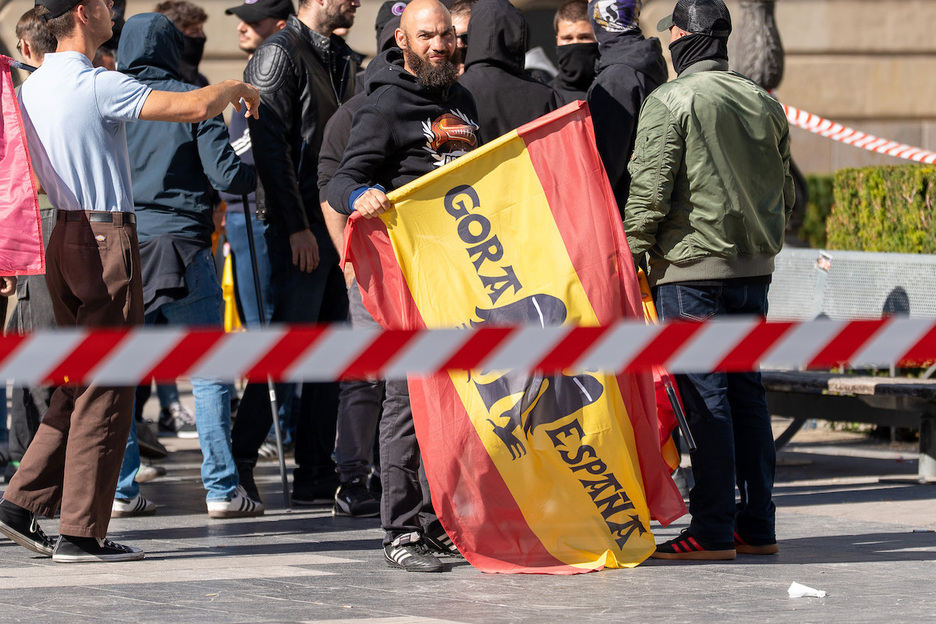 Un participante del acto de la Falange exhibe una bandera con el lema ‘Gora España’.