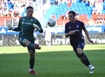 Matthys despeja el balón ante Bautista en el partido de Segunda entre Eibar y Castellón en Ipurua.