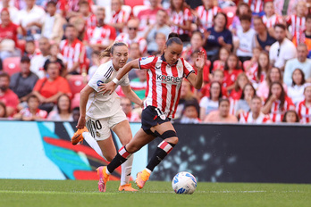 Nerea Nevado conduce el balón perseguida por Weir en el 