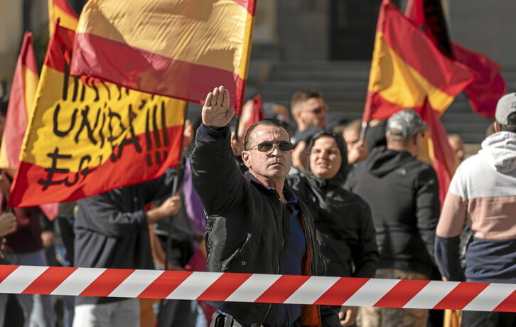 Saludos fascistas en el acto de ayer en Gasteiz. Sobre estas líneas, uno de los participantes herido y varios momentos de las protestas y detenciones.