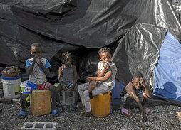 Imagen de archivo de varios niños que huyeron de la violencia de las pandillas en el barrio Delmas 30 de Puerto Príncipe y se refugiaron en un centro de obras públicas.