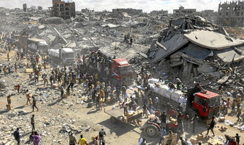 Palestinos se congregaron alrededor de los camiones de ayuda que entraron por el cruce de Karem Abu Salem, en Jan Yunis.