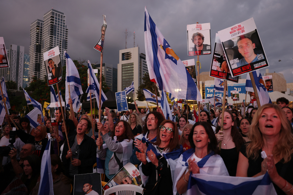 Un autobús de la Cruz Roja en Khan Yunis, para efectuar el traslado de los rehenes. (Ahamad GHARABLI | AFP)