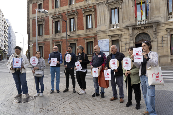 Concentración ante el Parlamento de miembros de plataformas contra la implantación de grandes plantas de biometano en Nafarroa.