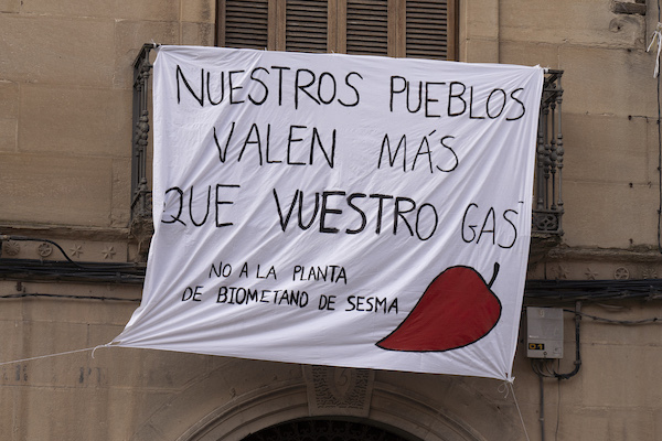 Pancarta en Lodosa contra la planta de biometanización. (Iñigo URIZ/FOKU)