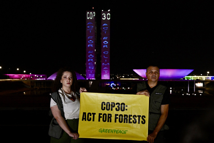 Miembros de Greenpeace exigen a la próxima conferencia climática a celebrar en Brasil que protejan los bosques.