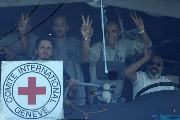 El primer autobús de la Cruz Roja con cautivos palestinos llegando a Cisjordania.