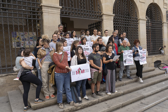 Grebaren deialdiarekin bat egin dute irakasleen ordezkaritza bat izan da Iruñeko San Frantzisko eskolaren atarian.