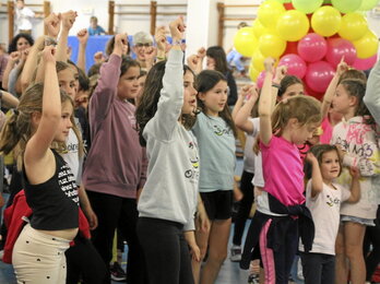 Bideokliparen aurkezpenean, ikasleak dantzan.