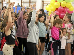 Bideokliparen aurkezpenean, ikasleak dantzan.