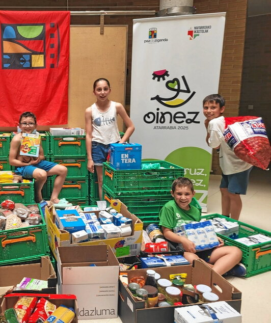 Ikasleak, Paris 365 jantokiarentzat ikastolan jasotako elikagai batzuekin.