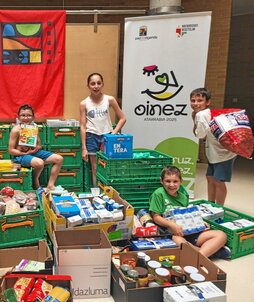 Ikasleak, Paris 365 jantokiarentzat ikastolan jasotako elikagai batzuekin.