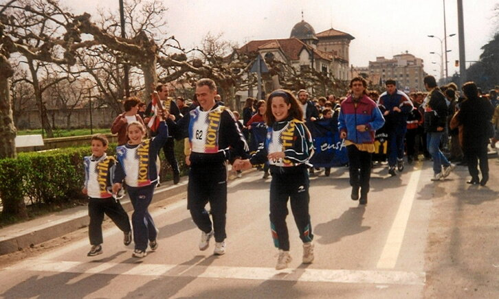 Atarrabiako ikastolaren parte hartzea Korrikaren 11. edizioan, 1999an.
