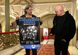 Furriel sostiene el cartel de este montaje tan argentino creado por Bieito.