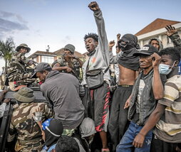 Manifestantes junto al ejército este sábado.