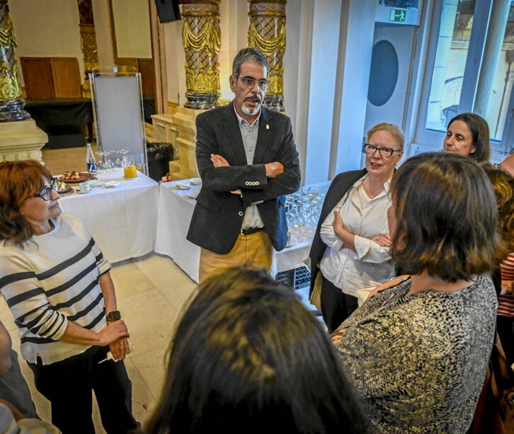 Goia conversa con periodistas en el salón de plenos.