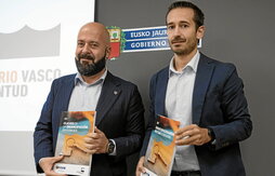 “Euskadiko emantzipazioaren giltza” txostena Bilbon aurkeztu zuten Xabier Legarretak     eta Adrian Lopezek.