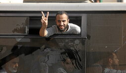 Presos palestinos saludan a la multitud que les recibió en el hospital Nasser, en Jan Yunis.