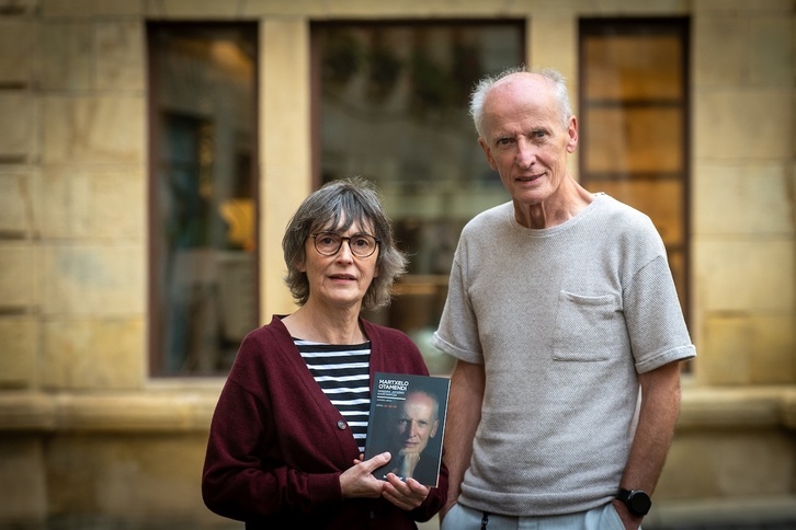 Garbiñe Ubeta eta Martxelo Otamendi, liburuarekin, gaur Donostian.