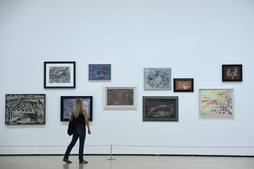 La retrospectiva recupera la obra de un pintora con una forma muy personal de pintar. 