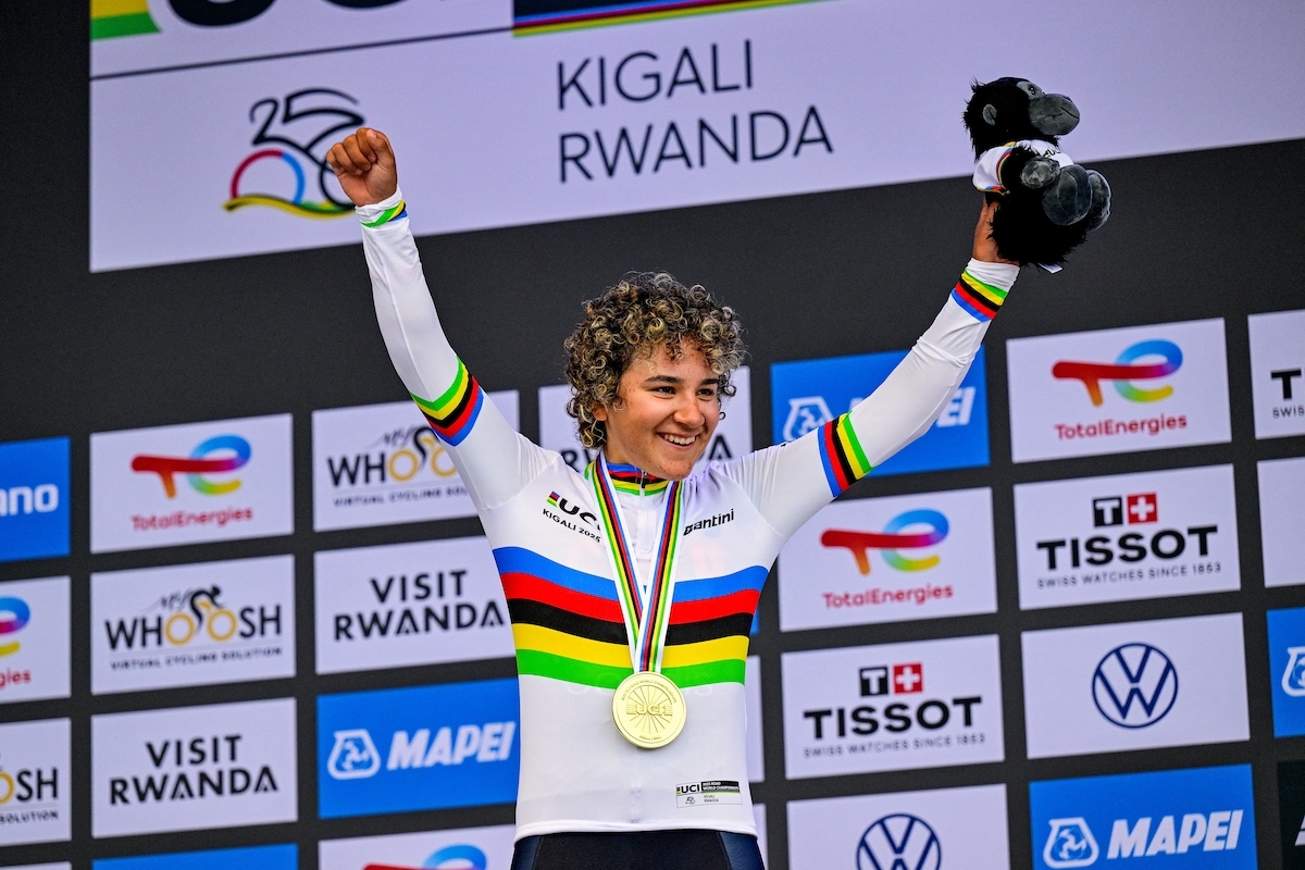 Paula Ostiz posa con el maillot arcoiris tras vencer en el Mundial junior en ruta. (Dirk WAEM | AFP PHOTO)
