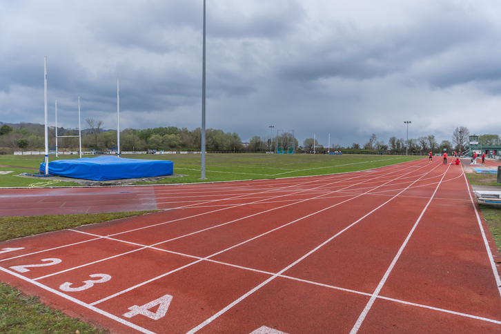 Una pista de atletismo.