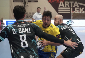 Rodrigo Salinas, que ha anotado 11 goles en Rumanía, en un reciente partido disputado en Artaleku.